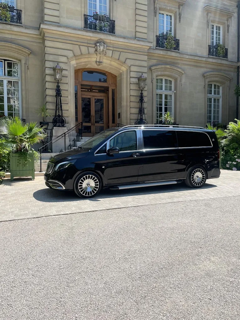 VTC Premium Le Blanc-Mesnil - Van Mercedes devant palace parisien