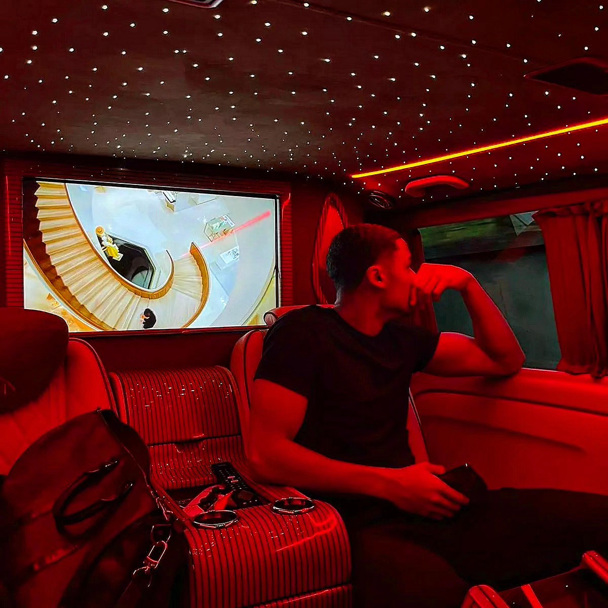 Enfants jouant dans van de luxe VIP - Divertissement premium