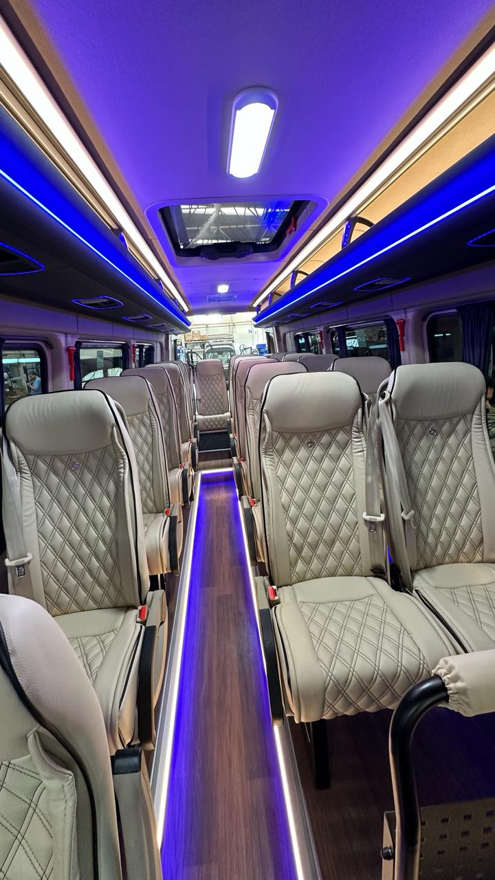 Mercedes Sprinter 20 places pour transport groupe salon professionnel