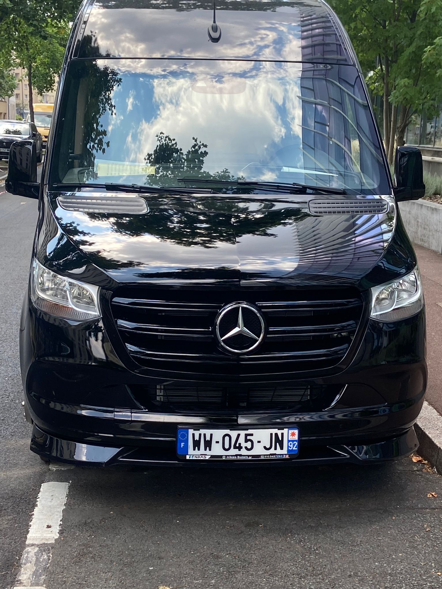 Mercedes Sprinter VIP noir vue face pour transport professionnel