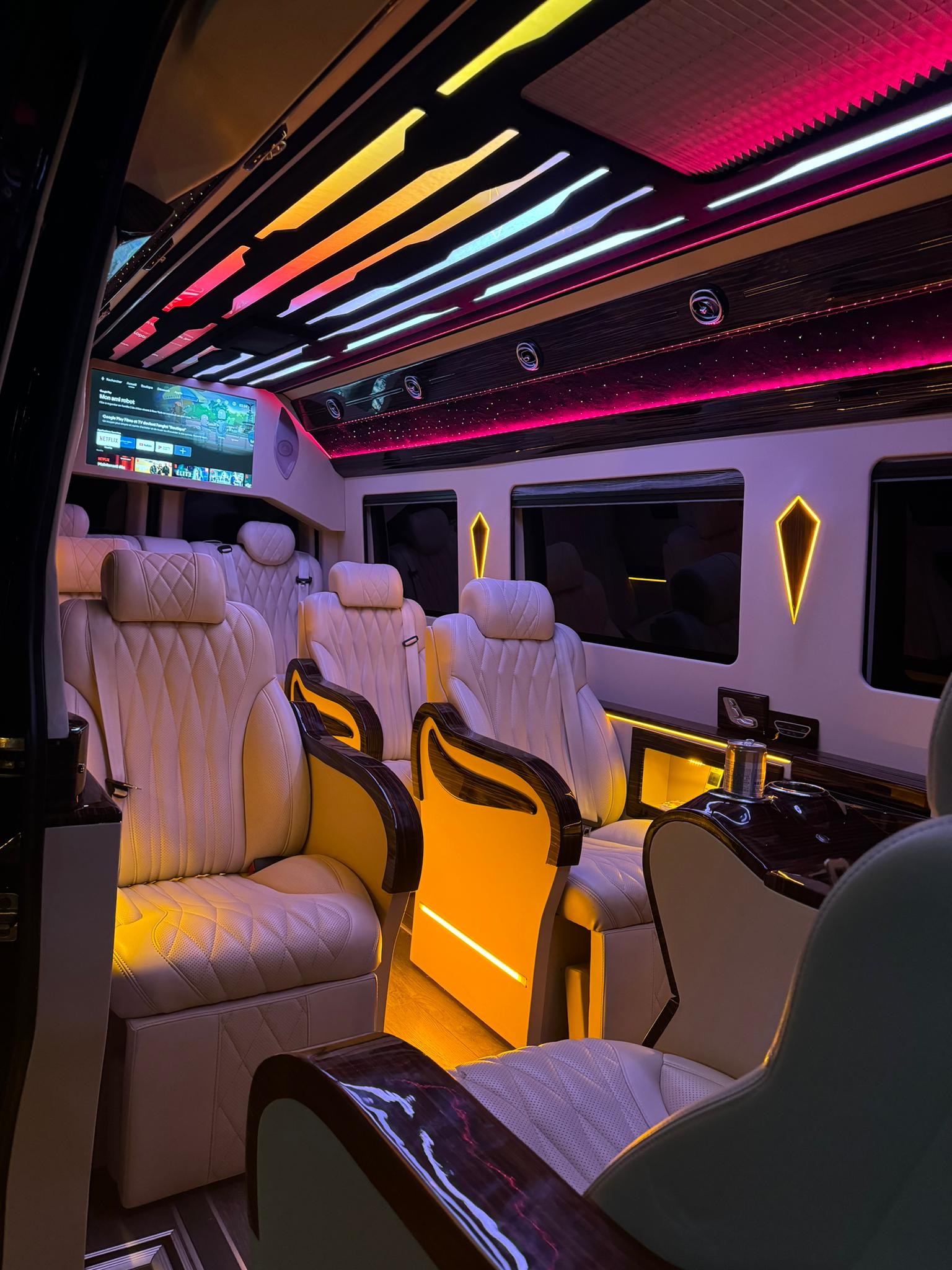 Intérieur Mercedes Sprinter VIP avec plafond LED couleurs changeantes