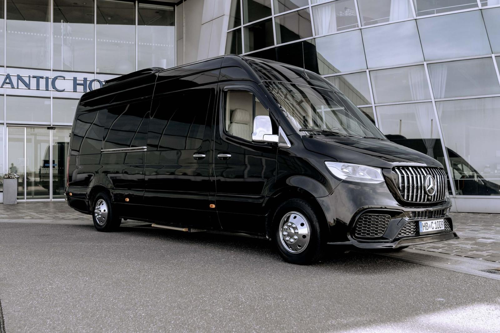 Mercedes Sprinter VIP noir devant hotel prestige pour transport entreprise Paris