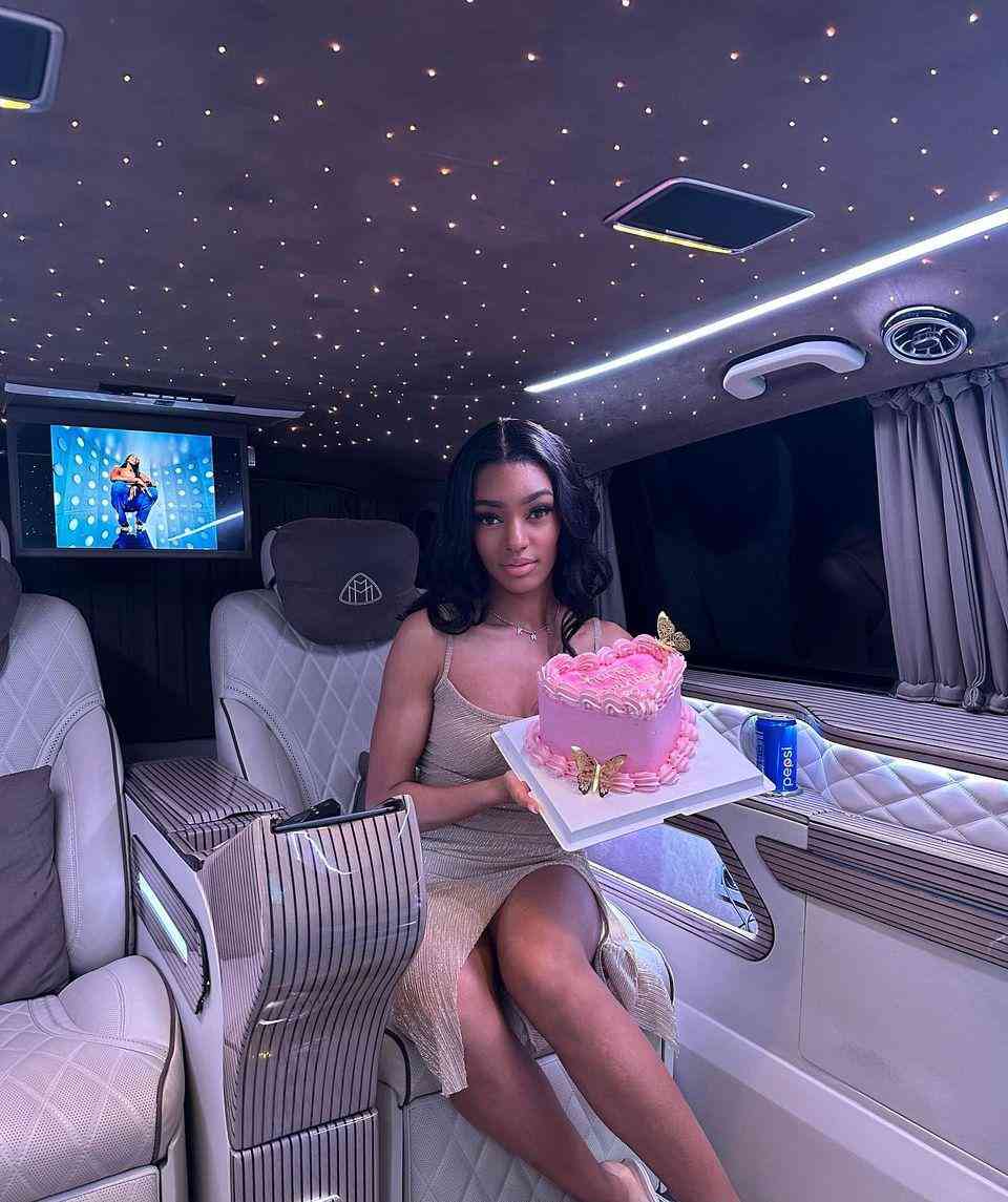Comment Organiser un Anniversaire VIP à Paris avec un Van de Luxe ?