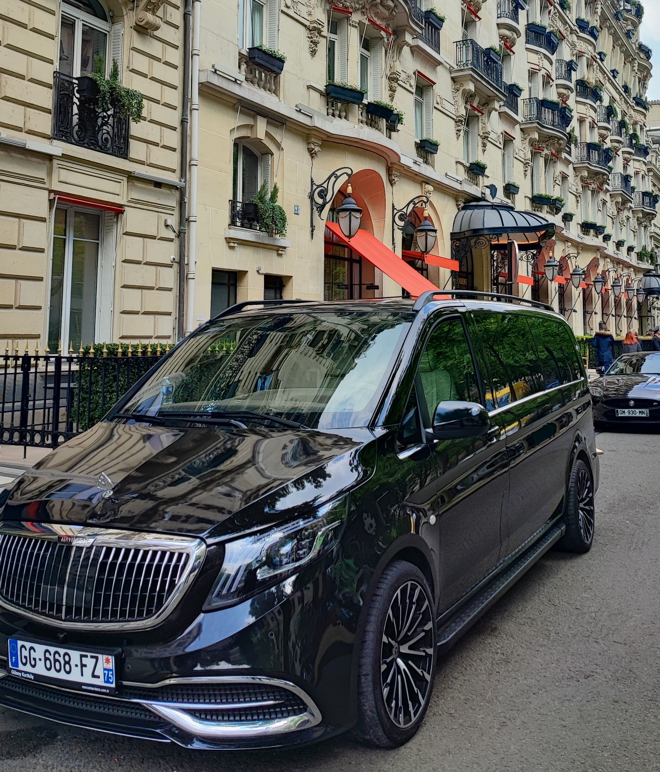 Van Maybach VIP extérieur Paris — transport artiste clip musical